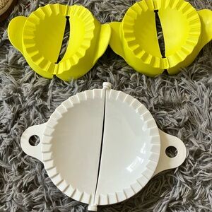 TUPPERWARE Yellow and White Dumpling Molds